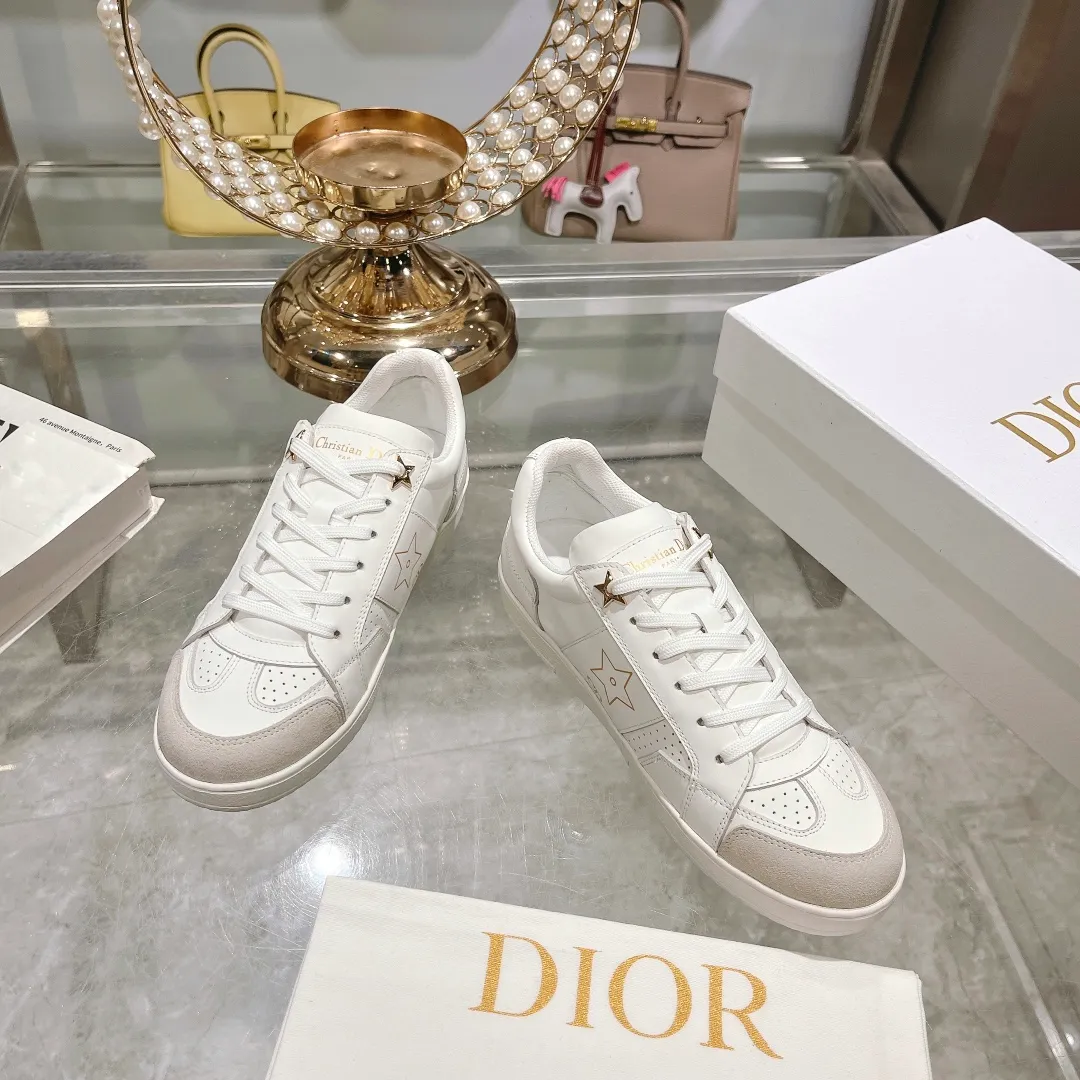 👟👟Ex-factory price 560👟👟Dior2024 new white shoes, Dior Dior Star women's sports shoes, very light summer white shoes. The upper is carefully made of imported suede, decorated with tonal suede panels, metal stars decorate the lace eyelets, and breathable mesh inside. The upper is punched and designed not to stuffy the feet. It is equipped with Christian Dior logo and thin soles. The thick sole is suitable for all seasons! Size: 35-41 (40 and 41 are customized and cannot be returned or exchanged)